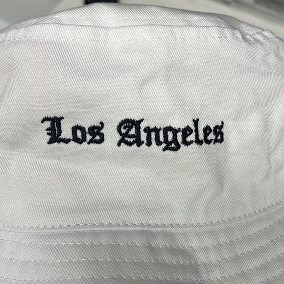 White “Los Angeles” bucket Hat - Picture 5 of 11